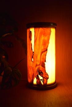 Stilvolle Olimba Tischlampe aus Olivenholz und Limbaholz, die warmes Licht spendet und vielseitig einsetzbar ist.