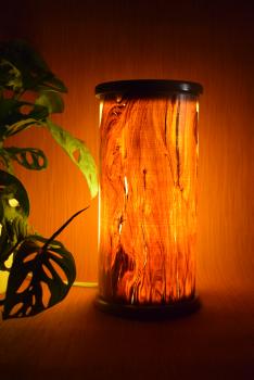 Stilvolle Olimba Tischlampe aus Olivenholz und Limbaholz, die warmes Licht spendet und vielseitig einsetzbar ist.