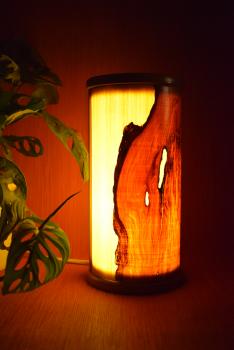 Stilvolle Olimba Tischlampe aus Olivenholz und Limbaholz, die warmes Licht spendet und vielseitig einsetzbar ist.