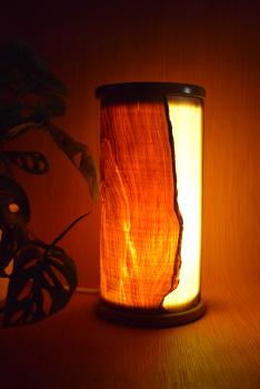 Stilvolle Olimba Tischlampe aus Olivenholz und Limbaholz, die warmes Licht spendet und vielseitig einsetzbar ist.