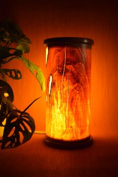 Stilvolle Olimba Tischlampe aus Olivenholz und Limbaholz, die warmes Licht spendet und vielseitig einsetzbar ist.
