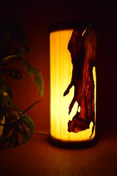 Stilvolle Olimba Tischlampe aus Olivenholz und Limbaholz, die warmes Licht spendet und vielseitig einsetzbar ist.