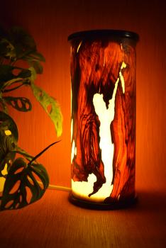 Stilvolle Olimba Tischlampe aus Olivenholz und Limbaholz, die warmes Licht spendet und vielseitig einsetzbar ist.