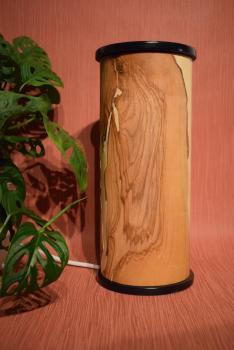 Stilvolle Olimba Tischlampe aus Olivenholz und Limbaholz, die warmes Licht spendet und vielseitig einsetzbar ist.