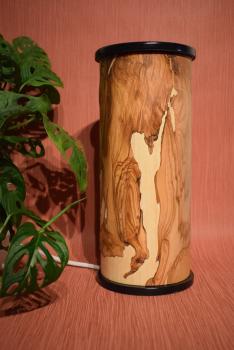 Stilvolle Olimba Tischlampe aus Olivenholz und Limbaholz, die warmes Licht spendet und vielseitig einsetzbar ist.