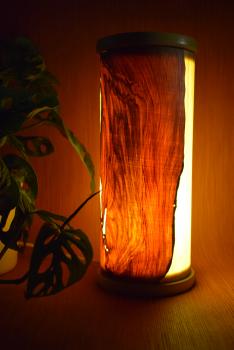 Stimmungsvolle Olimba Tischlampe aus Olivenholz und Limbaholz, perfekt für Schreibtische und Nachttische.