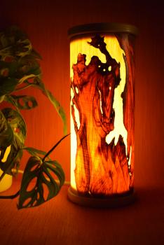 Stimmungsvolle Olimba Tischlampe aus Olivenholz und Limbaholz, perfekt für Schreibtische und Nachttische.