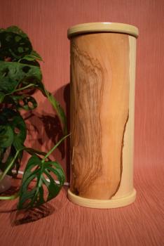 Stimmungsvolle Olimba Tischlampe aus Olivenholz und Limbaholz, perfekt für Schreibtische und Nachttische.