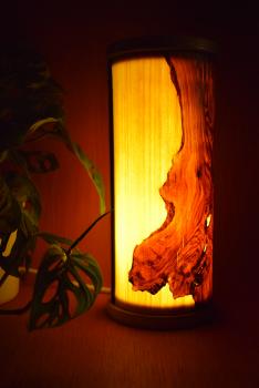 Preview: Olimba Lichtsäule aus Olivenholz und Limbaholz – Handgefertigte Tischlampe mit abnehmbarem Deckel und einzigartiger Maserung.