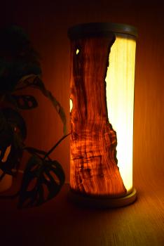 Preview: Olimba Lichtsäule aus Olivenholz und Limbaholz – Handgefertigte Tischlampe mit abnehmbarem Deckel und einzigartiger Maserung.