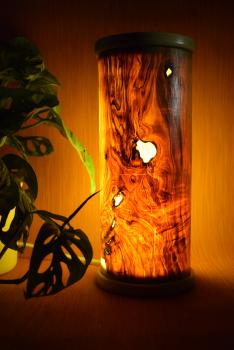 Olimba Lichtsäule aus Olivenholz und Limbaholz – Handgefertigte Tischlampe mit abnehmbarem Deckel und einzigartiger Maserung.