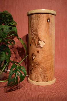 Preview: Olimba Lichtsäule aus Olivenholz und Limbaholz – Handgefertigte Tischlampe mit abnehmbarem Deckel und einzigartiger Maserung.