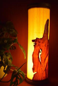 Olimba Lichtsäule aus Olivenholz und Limbaholz – Handgefertigte Tischlampe mit abnehmbarem Deckel und einzigartiger Maserung.