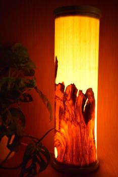 Olimba Lichtsäule aus Olivenholz und Limbaholz – Handgefertigte Tischlampe mit abnehmbarem Deckel und einzigartiger Maserung.