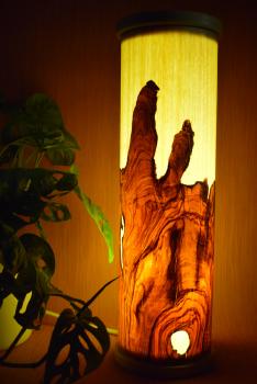 Olimba Lichtsäule aus Olivenholz und Limbaholz – Handgefertigte Tischlampe mit abnehmbarem Deckel und einzigartiger Maserung.