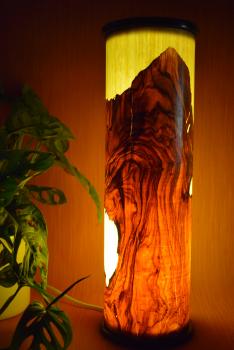Olimba Lichtsäule aus Olivenholz und Limbaholz – Handgefertigte Tischlampe mit abnehmbarem Deckel und einzigartiger Maserung.