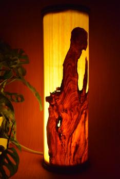 Olimba Lichtsäule aus Olivenholz und Limbaholz – Handgefertigte Tischlampe mit abnehmbarem Deckel und einzigartiger Maserung.