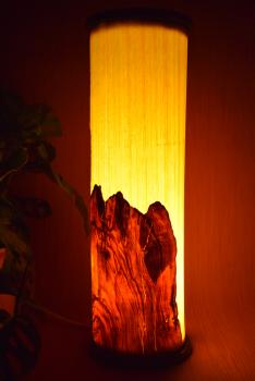Olimba Lichtsäule aus Olivenholz und Limbaholz – Handgefertigte Tischlampe mit abnehmbarem Deckel und einzigartiger Maserung.