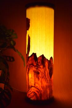 Olimba Lichtsäule aus Olivenholz und Limbaholz – Handgefertigte Tischlampe mit abnehmbarem Deckel und einzigartiger Maserung.