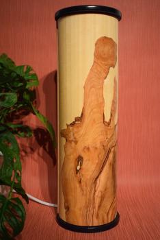 Olimba Lichtsäule aus Olivenholz und Limbaholz – Handgefertigte Tischlampe mit abnehmbarem Deckel und einzigartiger Maserung.