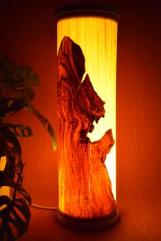 Olimba Lichtsäule aus Olivenholz und Limbaholz – Handgefertigte Tischlampe mit abnehmbarem Deckel und einzigartiger Maserung.