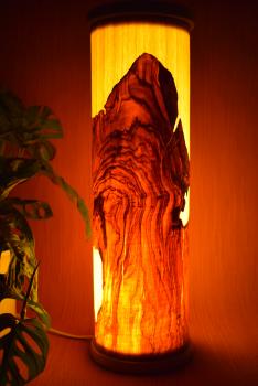 Olimba Lichtsäule aus Olivenholz und Limbaholz – Handgefertigte Tischlampe mit abnehmbarem Deckel und einzigartiger Maserung.