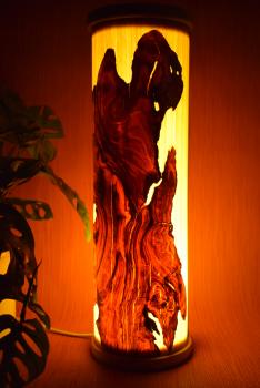 Olimba Lichtsäule aus Olivenholz und Limbaholz – Handgefertigte Tischlampe mit abnehmbarem Deckel und einzigartiger Maserung.