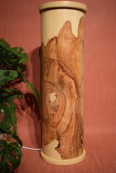 Olimba Lichtsäule aus Olivenholz und Limbaholz – Handgefertigte Tischlampe mit abnehmbarem Deckel und einzigartiger Maserung.