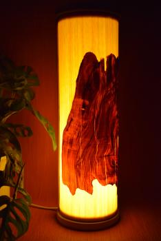 Olimba Lichtsäule aus Olivenholz und Limbaholz – Handgefertigte Tischlampe mit abnehmbarem Deckel und einzigartiger Maserung.