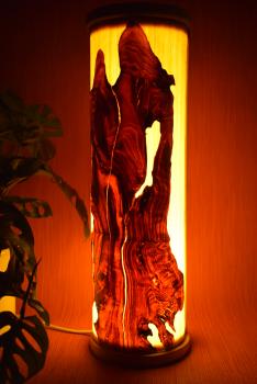 Olimba Lichtsäule aus Olivenholz und Limbaholz – Handgefertigte Tischlampe mit abnehmbarem Deckel und einzigartiger Maserung.