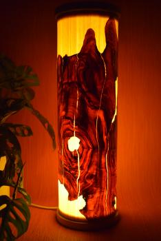 Olimba Lichtsäule aus Olivenholz und Limbaholz – Handgefertigte Tischlampe mit abnehmbarem Deckel und einzigartiger Maserung.