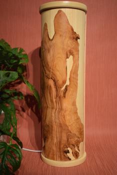 Olimba Lichtsäule aus Olivenholz und Limbaholz – Handgefertigte Tischlampe mit abnehmbarem Deckel und einzigartiger Maserung.