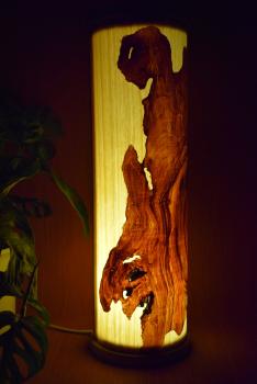 Atmosphärische Lichtsäule aus handgearbeitetem Olivenholz und Limbaholz – ideal für gemütliches Licht.