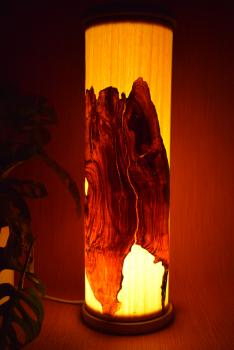 Atmosphärische Lichtsäule aus handgearbeitetem Olivenholz und Limbaholz – ideal für gemütliches Licht.