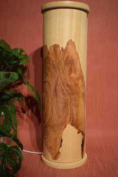 Atmosphärische Lichtsäule aus handgearbeitetem Olivenholz und Limbaholz – ideal für gemütliches Licht.