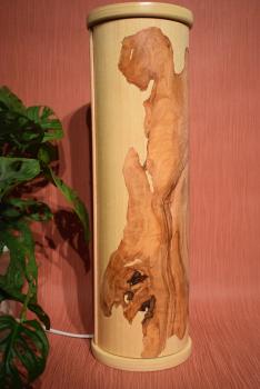 Atmosphärische Lichtsäule aus handgearbeitetem Olivenholz und Limbaholz – ideal für gemütliches Licht.