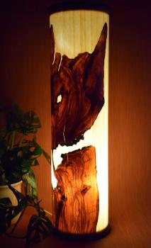 Atmosphärische Lichtsäule aus handgearbeitetem Olivenholz und Limbaholz – ideal für gemütliches Licht.