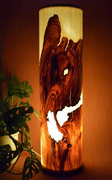 Atmosphärische Lichtsäule aus handgearbeitetem Olivenholz und Limbaholz – ideal für gemütliches Licht.