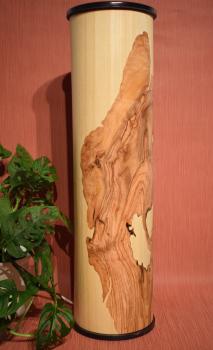 Atmosphärische Lichtsäule aus handgearbeitetem Olivenholz und Limbaholz – ideal für gemütliches Licht.