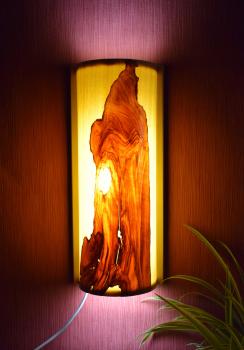 Olimba Wandlampe – Ein Unikat aus Olivenholz und Limbabaum Diese einzigartige Wandlampe bietet nicht nur warmes Licht, sondern auch ein beeindruckendes Design, das jedem Raum Charakter verleiht.