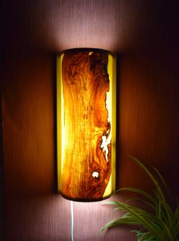 Wandlampe W103 – Ein Unikat aus Olivenholz und Limbabaum Diese Wandlampe bietet nicht nur warmes Licht, sondern auch ein beeindruckendes Design, das jedem Raum Charakter verleiht.