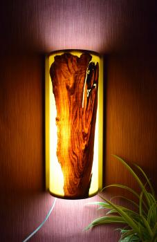Olimba Wandlampe – Ein Unikat aus Olivenholz und Limbabaum Diese Wandlampe bietet nicht nur warmes Licht, sondern auch ein beeindruckendes Design, das jedem Raum Charakter verleiht.