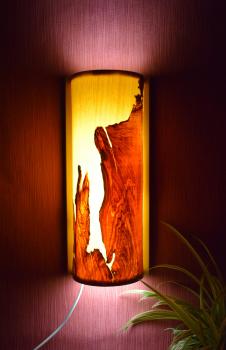 W105 Wandlampe – Ein Unikat aus Olivenholz und Limbabaum Diese Wandlampe bietet nicht nur warmes Licht, sondern auch ein beeindruckendes Design, das jedem Raum Charakter verleiht.