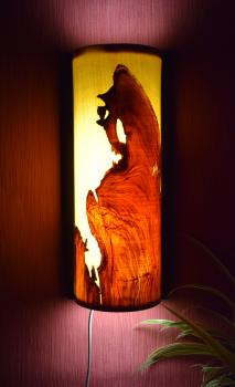 Wandlampe – Ein Unikat aus Olivenholz und Limbabaum Diese Wandlampe bietet nicht nur warmes Licht, sondern auch ein beeindruckendes Design, das jedem Raum Charakter verleiht.