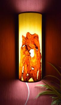 Einzigartige Wandlampe – Ein Meisterwerk aus Olivenholz und Limbabaum Diese beeindruckende Wandlampe bietet nicht nur warmes Licht, sondern auch ein herausragendes Design, das jedem Raum Charakter verleiht.