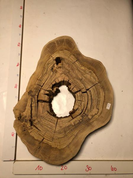 Urige Olivenbaum-Scheibe mit zentralem Loch, ideal zum Füllen mit Epoxidharz und bereit für kreative Projekte.