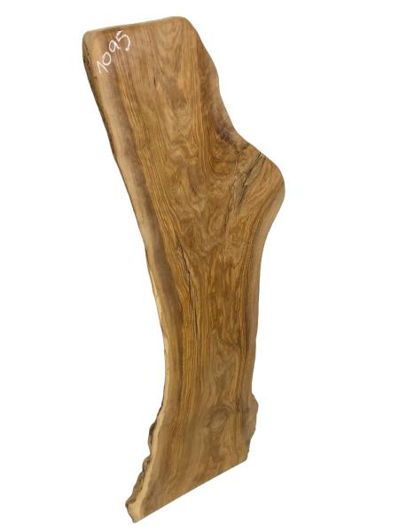 Olivenholz Bohle mit beeindruckender Maserung und natürlichem Rindenanteil, ideal für kreative Projekte.