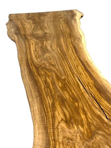 Olivenholz Bohle mit beeindruckender Maserung und natürlichem Rindenanteil, ideal für kreative Projekte.