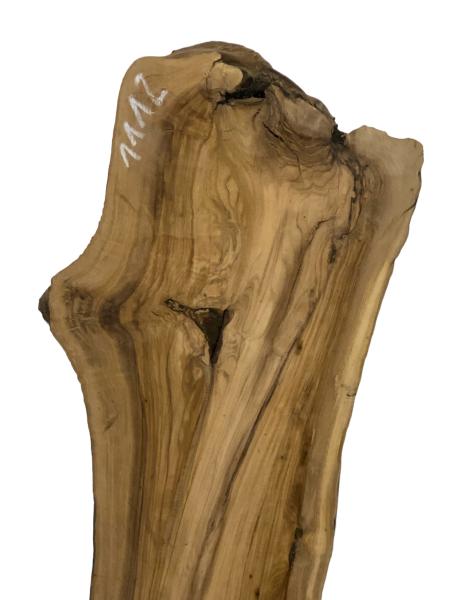 Olivenholzbohle Kunstvolle und stabile Bohle mit natürlicher Form und auslaufender Seite – ein wahres Naturkunstwerk.