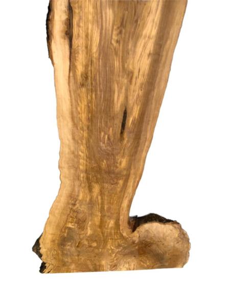 Wunderschönes Olivenholzbrett in sehr ausdrucksstarker, uriger Form – ideal für kreative Projekte und Epoxidharz-Anwendungen.